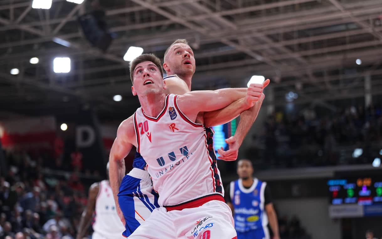 https://static.sky.it/editorialimages/3583ccff10de140a8d4e628515f0259959d02432/skysport/it/basket/2025/11/07/reggio-emilia-treviso-lega-basket-risultato/Luca_Severini_Ciamillo-Castoria_Reggio_Emilia.jpg?im=Resize,width=1218