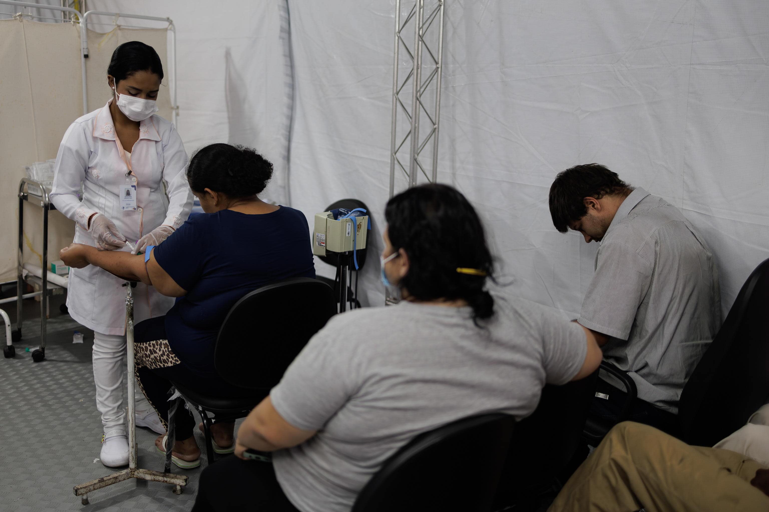 epa11228662 Patients infected and suspected of suffering from dengue are treated in a tent installed exclusively for the treatment of the disease, on 15 March 2024, in a basic health unit in the eastern area of Sao Paulo, Brazil (issued 18 March 2024). Brazil broke the historical record of dengue cases on 18 March, with more than 1.88 million infections in just over two and a half months compared to 1.68 in all of 2015, the year that had the maximum number of records until date. The country already exceeds the total reported in the previous record year by 200,000 cases, according to data released by the Ministry of Health, which represents a new milestone for a disease on the rise due to climate change.  EPA/ISAAC FONANA