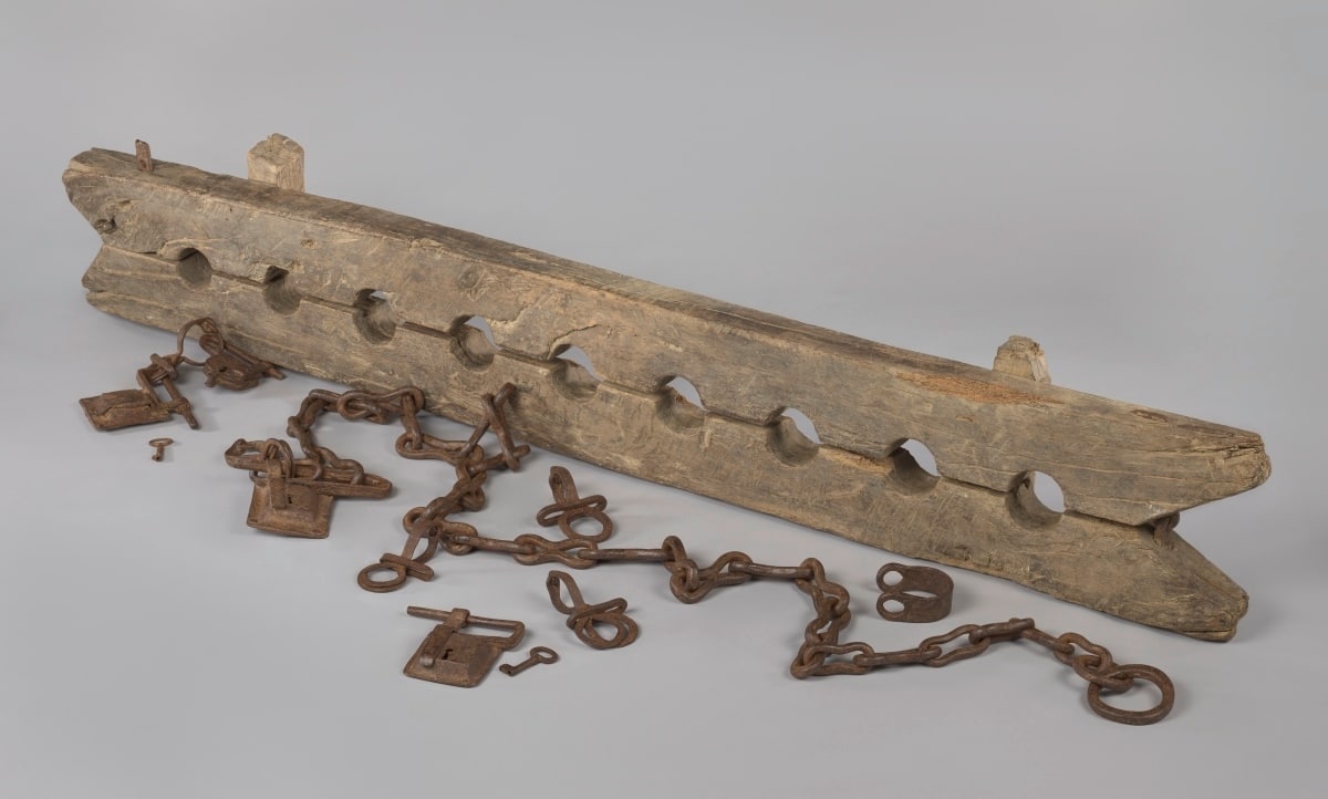 Anonymous-Foot-stocks-designed-for-the-constraint-of-multiple-enslaved-people-with-6-separate-shackles-c.-1600–1800-Rijksmuseum-gift-from-Mr-J.W.-de-Keijzer.jpg