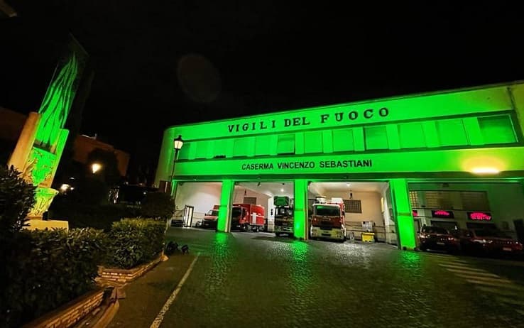 La sede dei vigili del fuoco illuminata di verde