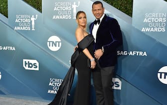 [galleria](KIKA) -Â  HOLLYWOOD - Jennifer Lopez e Alex Rodriguez cadono a un passo dallâ  altare, la loro storia dâ  amore fa ufficialmente parte del passato.Â GUARDA ANCHE:Â Achille Lauro e Jennifer Lopez: chi lo indossa meglio?Â Il tentativo di mettere una pezza su una crisi dibattuta per mesi sui rotocalchi di cronaca rosa non Ã¨ servito a nulla e la conferma arriva dalla stessa cantante latinoamericana durante lâ  intervista concessa allo show Americaâ  s Today: â  Ci siamo resi conto che la nostra relazione si Ã¨ trasformata in amicizia. Continueremo a sostenerci a vicenda, dâ  altronde abbiamo parecchi progetti comuni da portare avanti. Auguro il meglio a lui e ai suoi figli, ma chiediamo anche rispetto per la nostra privacyâ  . Una love story che incespica proprio sul piÃ¹ bello, con le nozze fissate e rimandate per ben due volte a causa della pandemia.Â GUARDA ANCHE:Â Alex Rodriguez-J.Lo, le foto della proposta di nozze da brividiÂ Â Tramonta cosÃ¬ la possibilitÃ  di vedere Jennifer Lopez pronunciare per la quarta volta il fatidico sÃ¬. In precedenza infatti si era sposata con Ojani Noa, poi conÂ Chris Judd e infinte Marc Anthony, che Ã¨ anche il padre dei suoi gemelli Emme e Max. Alex Rodriguez invece Ã¨ stato sposato con Cynthia Scurtis, da cui ha avuto le figlie Natasha ed Ella.

