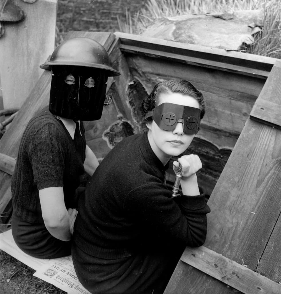 03-leemiller-copyright-leemillerarchives-fire-masks-london-england-1941.jpg