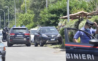Alcune auto dei carabinieri sul luogo di una sparatoria ad Ardea