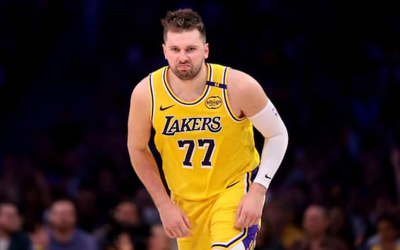 https://static.sky.it/editorialimages/35c82a2dd3c2eddfce8f7a932086fea21e9df41a/skysport/it/nba/2025/04/12/nba-risultati-partite-notte-12-aprile-video/doncic_getty_lakers.jpg?im=Resize,width=565