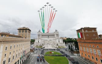 Frecce tricolori sorvolano l'Altare della Patria