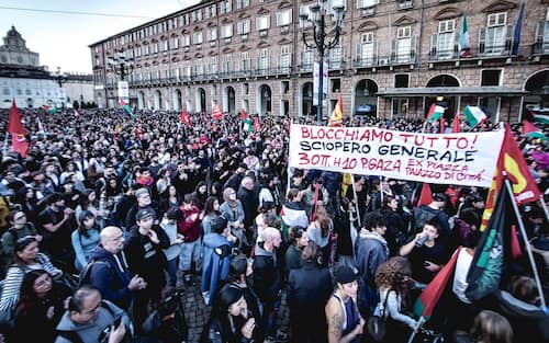Manifestazione pro Palestina dopo gli attacchi israeliani contro la Global Sumud Flotilla diretta a Gaza. Torino 02 ottobre 2025 ANSA/TINO ROMANO