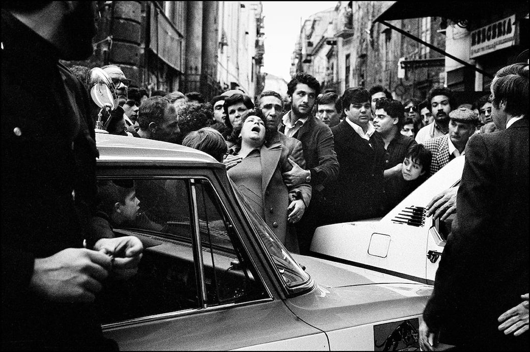 Letizia Battaglia, Boris Giuliano, capo della Squadra Mobile, sul luogo di un omicidio a Piazza del Carmine. Palermo, 1978 © Archivio Letizia Battaglia