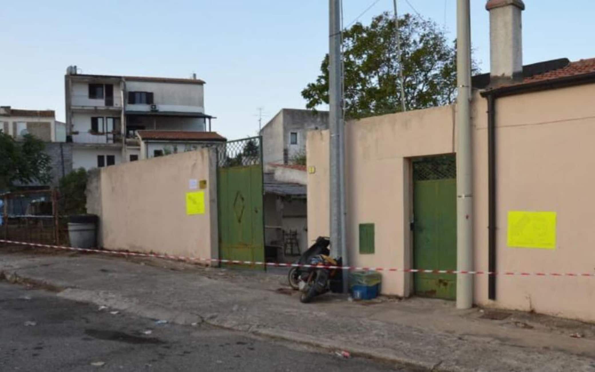 Il luogo dell'omicidio Il luogo dell'agguato, 03 ottobre 2023. E' morto Nico Piras, il 42enne di Lula, sotto processo a Cagliari per l'omicidio del fratello, rimasto gravemente ferito la notte tra domenica e lunedì in una sparatoria in paese mentre si stava concludendo la festa per le Cortes Apertas. L'uomo era stato ricoverato all'ospedale San Francesco di Nuoro in condizioni disperate: è spirato poco prima delle 16 nel reaprto di Rianimazione.
ANSA/MANUEL SCORDO