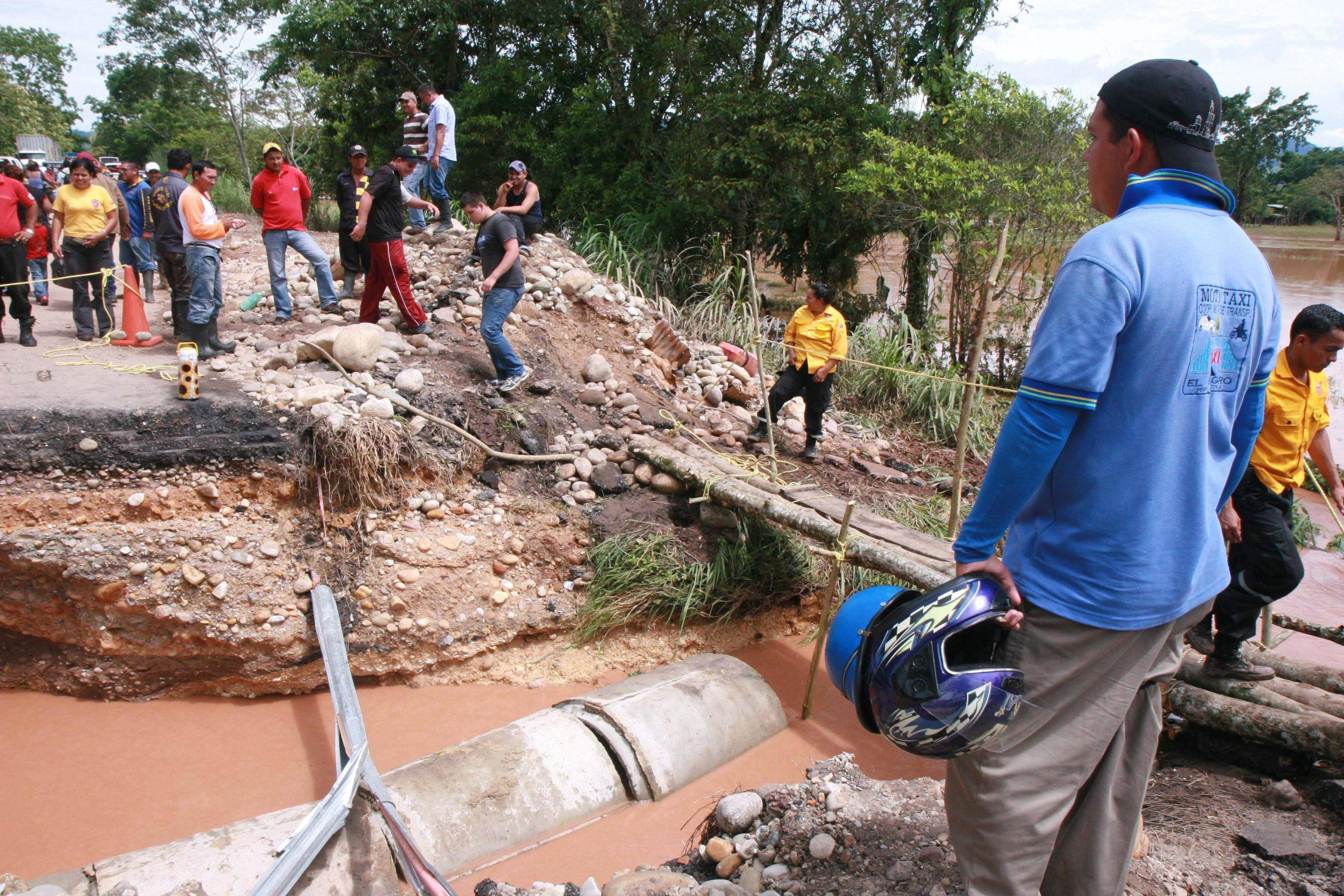 epa02742132 View of a destroyed road caused by a landslide caused by heavy rains at the Troncal 5 road near the municipality of Junin, Tachira State, Venezuela, 19 May 2011. The Governor of the Andean state of Merida, Marcos Diaz reported on 19 May that at least 7,000 people have been affected by rains that hit the west region of Venezuela for the last days.  EPA/STRINGER