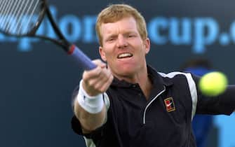 Jim Courier of the US returns a forehand against Fernando Vicente of Spain during 1st round action during Champions Cup play in Indian Wells, California, 09 March 1999.  (ELECTRONIC IMAGE)   Mike NELSON/mn (Photo by MIKE NELSON / AFP) (Photo by MIKE NELSON/AFP via Getty Images)