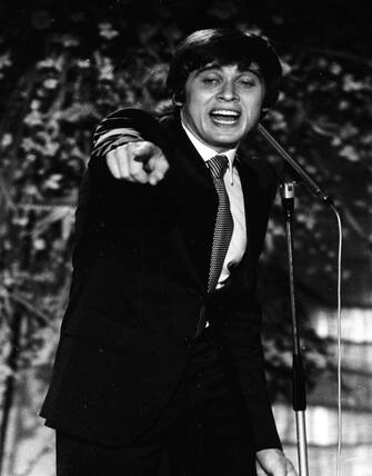 Gianni Morandi sul palco del Festival di Sanremo nel 1972. Il cantante, che si accinge a presentare il Festival per il secondo anno consecutivo, ha vinto la competizione una sola volta, nel 1987, insieme a Enrico Ruggeri e Umberto Tozzi. ANSA