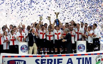 MILAN, ITALY - MAY 27:  The Inter Milan players celebrate with the Scudetto trophy after the Serie A match between Inter Milan and Torino at the Stadio Giuseppe Meazza on May 27, 2007 in Milan, Italy. (Photo by New Press/ Getty Images)
