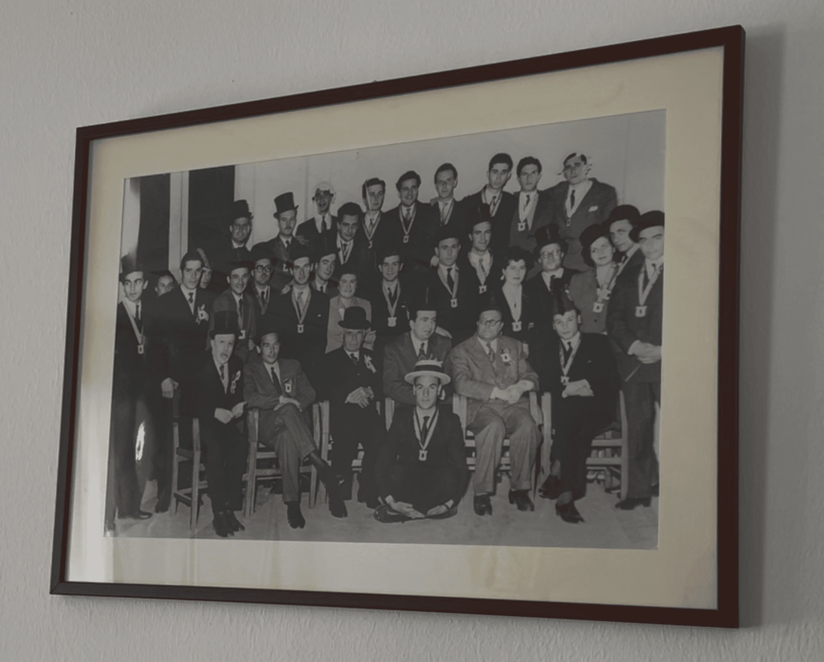 Il gruppo "del cilindro" della Cesare Alfieri negli anni ‘50. Seduti in prima fila, Giovanni Spadolini e Giovanni Sartori (con le gambe accavallate)
