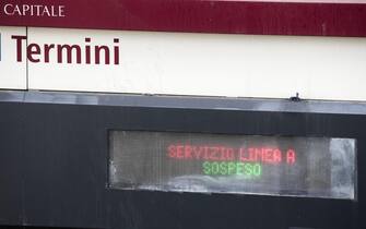 Un autobus dell'ATAC fermo al capolinea durante lo sciopero generale stazione Termini  a Roma,  21 ottobre 2016.
ANSA/MASSIMO PERCOSSI