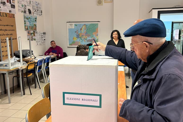 operazioni di voto in un seggio a Potenza 