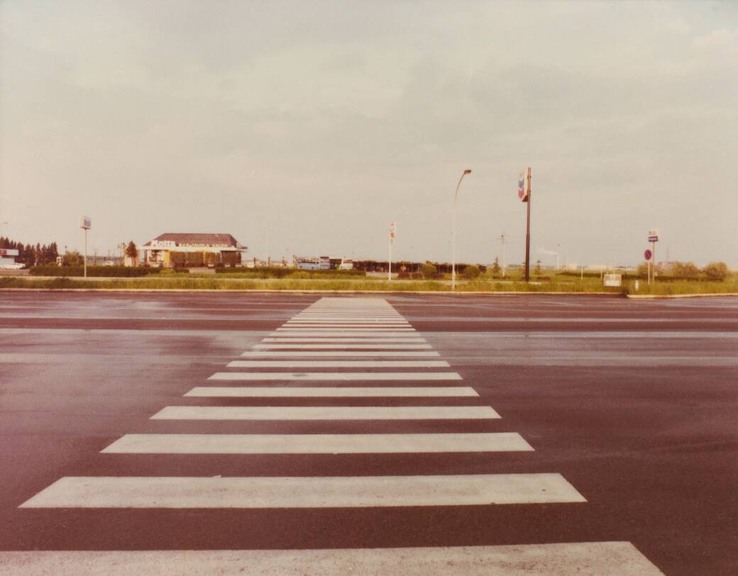 Luigi_Ghirri_Emilia_Romagna_1988_dalla_serie_Paesaggio_Italiano._Collezione_privata_©_Eredi_Luigi_Ghirri.jpg