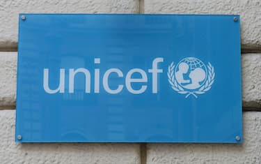 A sign with the logo of the United Nations Children's Emergency Fund (Unicef) is attached to the facade of an office in Rome, Italy, 10 February 2016. Photo: Angelika Warmuth/dpa | usage worldwide   (Photo by Angelika Warmuth/picture alliance via Getty Images)
