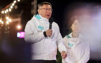 Taiwan People's Party (TPP) presidential candidate Ko Wen-je (L) addresses his supporters ahead of Taiwan’s presidential elections at the North Gate in Taipei on January 11, 2024. (Photo by I-Hwa CHENG / AFP)