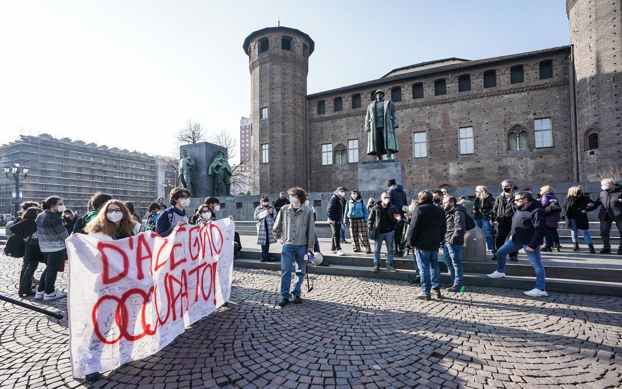 Il presidio degli studenti delle scuole torinesi sotto la sede della Prefettura in piazza Castello, Torino, 11 febbraio 2022. ANSA/ TINO ROMANO