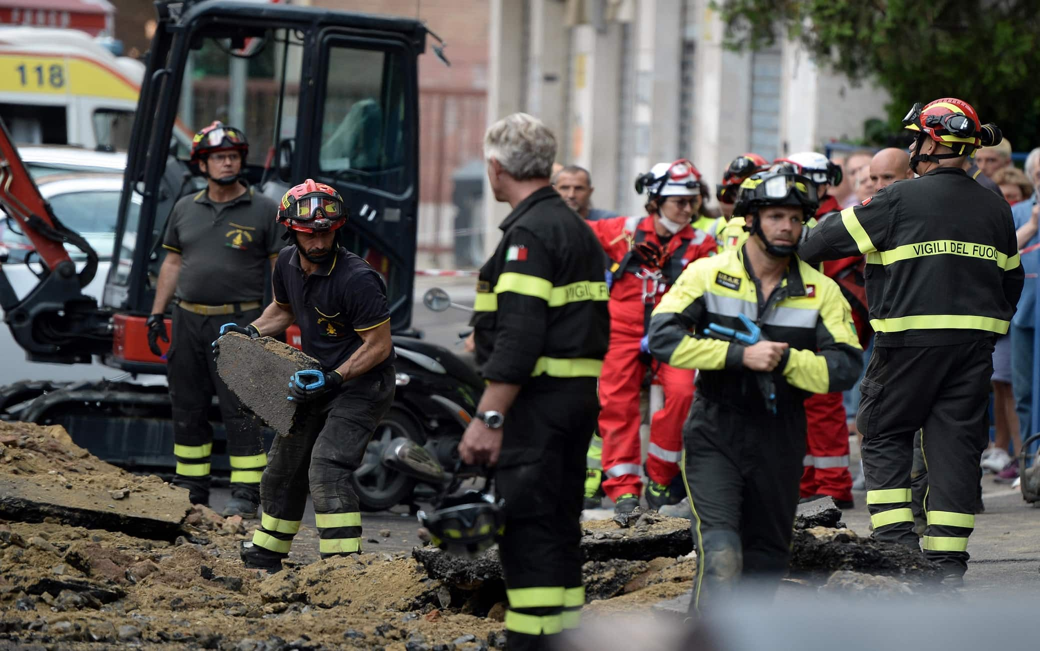 Vigili del fuoco che da alcune ore sono impegnate a soccorrere un operaio rimasto bloccato in un cunicolo in via Innocenzo XI, nel quartiere Aurelio a Roma. Sul posto stanno operando anche I gruppi Operazioni Speciali. In base a quanto si apprende i pompieri stanno cercando di raggiungere l'uomo, che sarebbe precipitato per circa sei metri sotto il livello stradale, creando un secondo accesso dal manto stradale. I carabinieri hanno ascoltato due persone presenti nella zona del cantiere per verificare se facciano parte di una banda di ladri intenta a scavare un tunnel nel quale sarebbe rimasto incastrato l'operaio, Roma, 11 agosto 2022. 
ANSA/FABIO CIMAGLIA