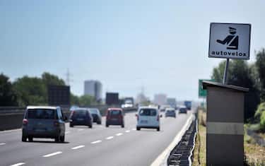 Autovelox su un tratto dell'autostrada A3 Salerno-Reggio Calabria il 4 agosto 2012. ANSA / CESARE ABBATE