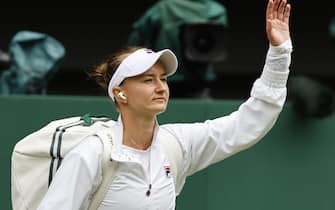 epa11475700 Barbora Krejcikova of the Czech Republic enters the court before her Women's Singles final match against Jasmine Paolini of Italy at the Wimbledon Championships in London, Britain, 13 July 2024.  EPA/TOLGA AKMEN  EDITORIAL USE ONLY