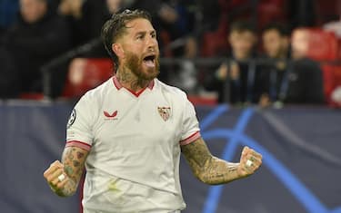 epa11001794 Sevilla's defender Sergio Ramos celebrates after scoring the 1-0 goal during the UEFA Champions League group B soccer match between Sevilla FC and PSV Eindhoven, in Seville, Andalusia, Spain, 29 November 2023.  EPA/RAUL CARO