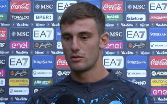 https://static.sky.it/editorialimages/36ab7d3df53dbb492012595b3292abfca712246f/skysport/it/calcio/serie-a/video/2025/07/27/napoli-lucca-intervista-video/lucca_1.jpg?im=Resize,width=565