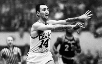 BOSTON,MA -1960: Bob Cousy #14  of the Boston Celtics throws a pass at the Boston Garden in Boston, Massachusetts on  1960.
NOTE TO USER: User expressly acknowledges that, by downloading and or using this photograph, User is consenting to the terms and conditions of the Getty Images License agreement. Mandatory Copyright Notice: Copyright 2006 NBAE (Photo by: NBA Photo Library/NBAE via Getty Images)