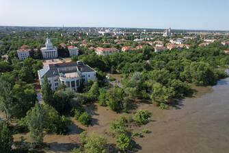 Il centro della città di Nova Kakhovka dopo la distruzione della diga a causa dei bombardamenti, su cui russi e ucraini si rimbalzano la responsabilità, 6 giugno 2023. ANSA/US FORZE ARMATE UCRAINA +++ NO SALES, EDITORIAL USE ONLY +++ NPK +++
