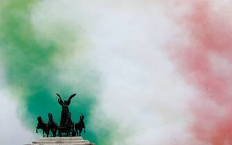 Il fumo lasciato dalle Frecce tricolori sull'Altare della Patria