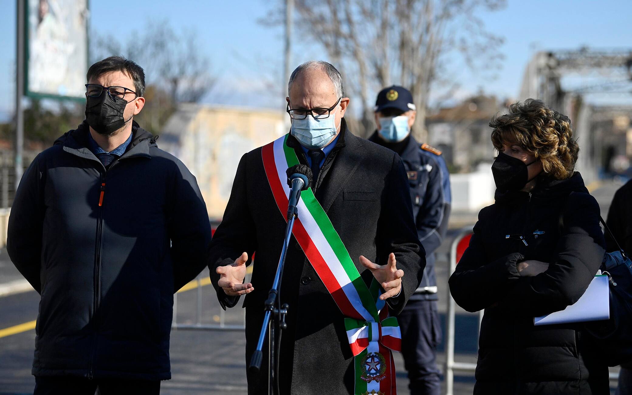 Il sindaco di Roma Roberto Gualtieri (C) con lassessore alla Mobilit Eugenio Patan (S) e lassessore ai Lavori Pubblici e alle Infrastrutture del Comune di Roma, Ornella Segnalini (D), durante la riapertura del Ponte dellIndustria andato a fuoco il 3 ottobre scorso, Roma, 12 dicembre 2021. ANSA/RICCARDO ANTIMIANI