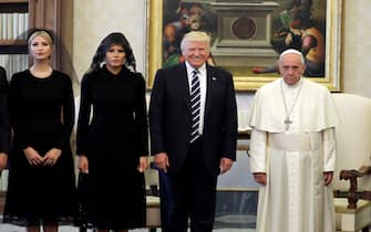 Papa Francesco e Donald Trump Pope Francis (R) poses with US President Donald Trump (C), US First Lady Melania Trump and the daughter of US President Donald Trump Ivanka Trump (L) at the end of a private audience at the Vatican on May 24, 2017. US President Donald Trump met Pope Francis at the Vatican today in a keenly-anticipated first face-to-face encounter between two world leaders who have clashed repeatedly on several issues. / AFP PHOTO / POOL / Evan Vucci (Photo credit should read EVAN VUCCI/AFP via Getty Images)
