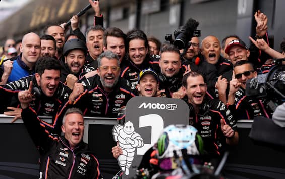 https://static.sky.it/editorialimages/36b94ce3e6016b12bc6ed5af94e4f526410d8c1c/skysport/it/motori/motogp/video/2025/05/25/motogp-gp-silverstone-gran-bretagna-highlights-video/bezzecchi_festa_ipa.jpg?im=Resize,width=565