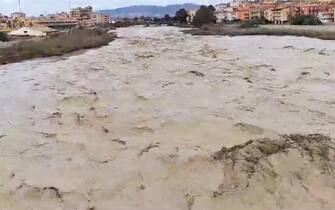 ++ Esonda fiume Salso a Licata, persone abbandonano case ++ 
Per precauzione, persone rimaste bloccate su tetti delle auto