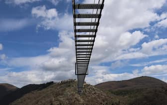 Inaugurazione e attraversamento del ponte tibetano a Sellano, 23 marzo 2024. Ansa/Gianluigi Basilietti