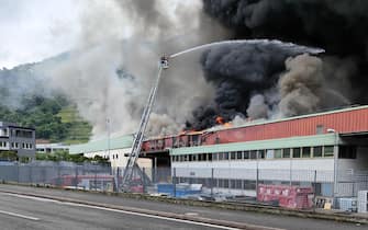 Il grande incendi  scoppiato nella zona artigianale Piani, nei pressi dei Magazzini generali, Bolzano, 8 maggio 2'24. ANSA/ STEFAN WALLISH