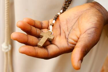 Soeur catholique et son chapelet. 