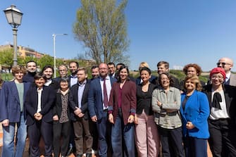 La segretaria del Pd Elly Schlein con i componenti della segreteria del partito posano all'inizio della prima riunione della segreteria Pd  a Riano (Roma), 21 aprile 2023 .
ANSA/MASSIMO PERCOSSI
