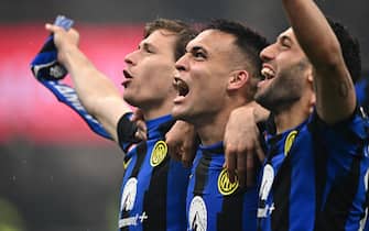 Inter Milan's Argentine forward #10 Lautaro Martinez (C) celebrates with teammates winning the 2024 Scudetto championship title on April 22, 2024, following the Italian Serie A football match between AC Milan and Inter Milan at the San Siro Stadium in Milan. (Photo by GABRIEL BOUYS / AFP) (Photo by GABRIEL BOUYS/AFP via Getty Images)