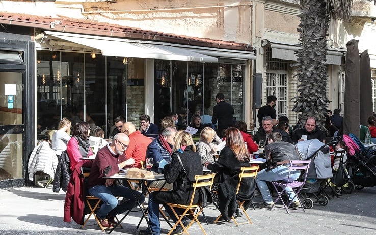 È piena attività oggi, in vista del pranzo, per ristoranti e locali fronte mare sul litorale romano, da Fiumicino a Fregene ed in altre località del "mare di Roma". Il trend delle prenotazioni, considerata la "zona gialla", viene definito buono, richiamati anche dalla temperatura oltre i 15 gradi seppur disturbata da un vento fastidioso. Segnalato, in mattinata, dalla polizia locale di Fiumicino un graduale aumento del flusso di auto dalla Capitale e dintorni. Alternativa alla cucina sono le passeggiate, ad Ostia e Fiumicino, lungo i moli dei porti, sul pontile e sui lungomare. Ad approfittarne soprattutto famiglie con bambini e runners, Ostia, 6 Febbraio 2020. ANSA/EMANUELE VALERI