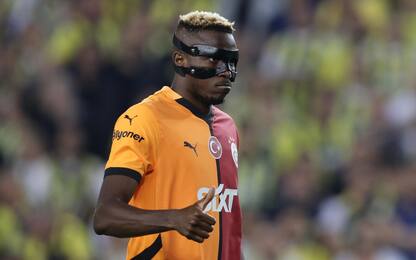 epa11617968 Victor Osimhen of Galatasaray thumbs up during the Turkish Super League soccer match between Fenerbahce and Galatasaray in Istanbul, Turkey, 21 September 2024.  EPA/ERDEM SAHIN