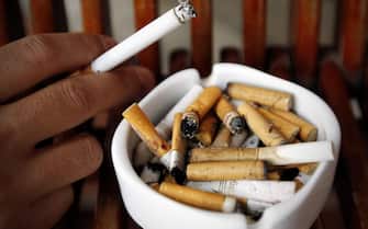 Un posacenere pieno di sigarette in una foto del 2 maggio 2013. ANSA/LUONG THAI LINH