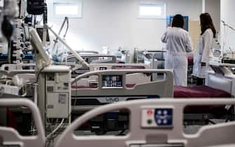 Un momento dell inaugurazione per attivazione di nuovi 18 posti letto di Terapia intensiva Covid presso l Ospedale Umberto I, durante l emergenza della pandemia per il Covid-19 Coronavirus, Roma, 19 marzo 2021. ANSA/ANGELO CARCONI