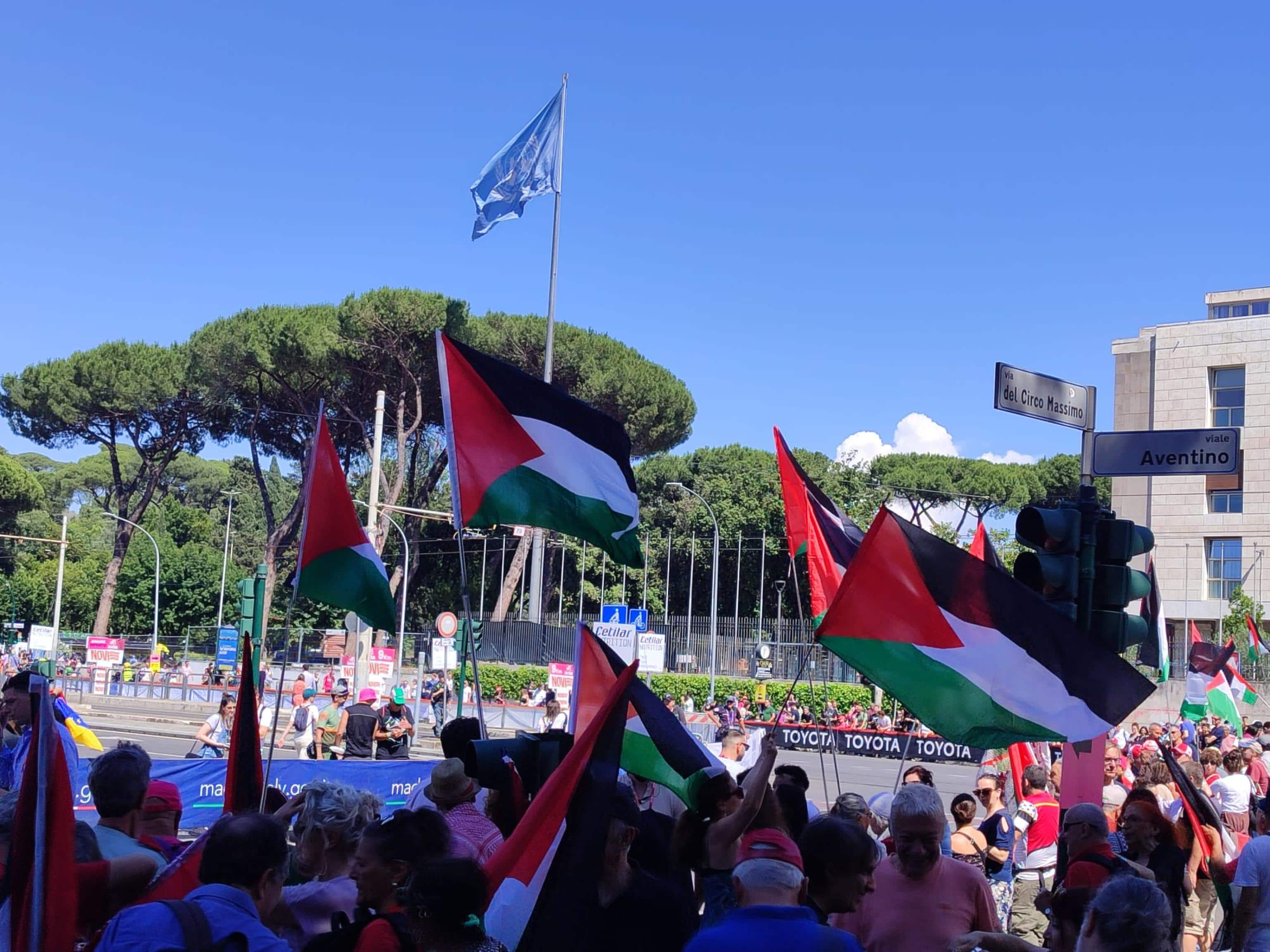 Bandiere Palestina al Giro