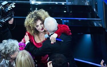 Marcella Bella abbraccia il fratello Gianni