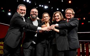 Spanish director and screenwriter Carla Simon (2ndR), producer Maria Zamora (C) and team members pose with the Golden Bear for Best Film for "Alcarras" during the awards ceremony of the 72nd Berlinale Film Festival in Berlin on February 16, 2022. (Photo by Stefanie LOOS / AFP) (Photo by STEFANIE LOOS/AFP via Getty Images)