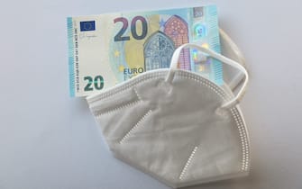 Milano,Italy L'EURO il primo gennaio compleanno per i venti anni in mascherina causa COVID-19
In the picture:Euro in mascherina