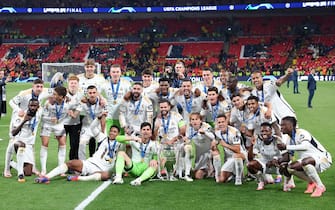 epa11384924 Players of Real Madrid celebrate with the trophy after winning the UEFA Champions League final match of Borussia Dortmund against Real Madrid, in London, Britain, 01 June 2024. Real Madrid wins their 15th UEFA Champions League.  EPA/ADAM VAUGHAN