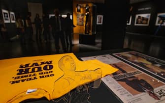 epa10443035 An auction preview display around a jersey, in background, worn by late NBA star Kobe Bryant in 25 games during the 2007-2008 season at Sotheby's auction house in New York, New York, USA, 01 February 2023. The jersey is expected to sell for 5-7 million USD/4.5-6.4 million EUR during an auction later this month.  EPA/JUSTIN LANE